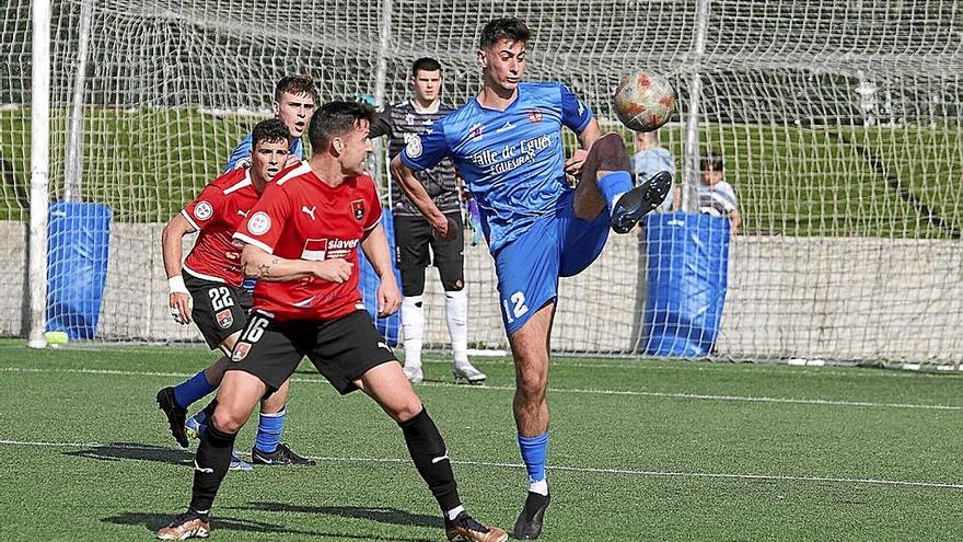 El goleador López S controlando un balón durante el partido contra el Cortes.