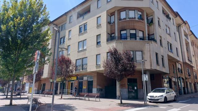Los inmuebles se ubican en los céntricos edificios de Iparragirre y Alhóndiga
