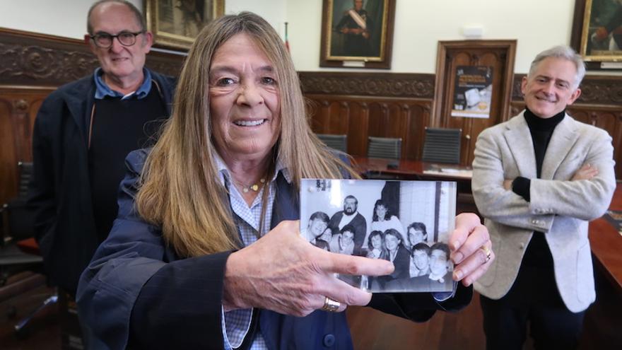 Miren Castillo, con la foto que le ha regalado Aguado.