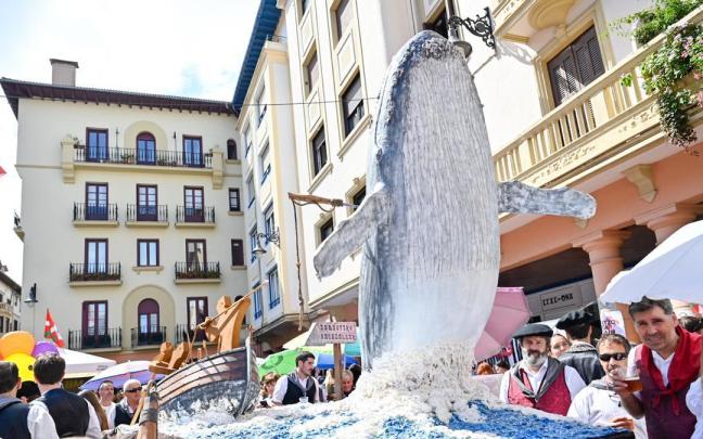 Carroza creada por Jose Luis Lasa para las Euskal Jaiak de Zarautz, recreando la histórica caza de ballenas.