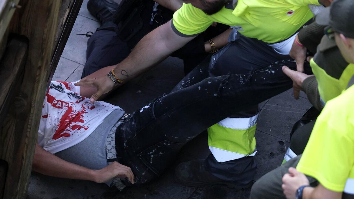 Un corredor es atendido al término del cuarto encierro.