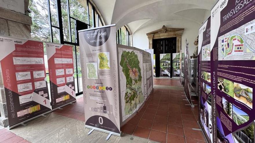 Paneles con las principales propuestas del documento inicial del PGOU que dan contenido a la exposición que puede visitarse en Santa Ana hasta este 18 de septiembre.