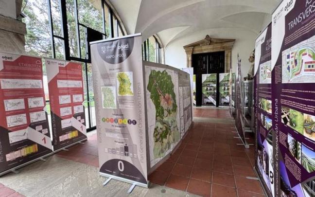 Paneles con las principales propuestas del documento inicial del PGOU que dan contenido a la exposición que puede visitarse en Santa Ana hasta este 18 de septiembre.
