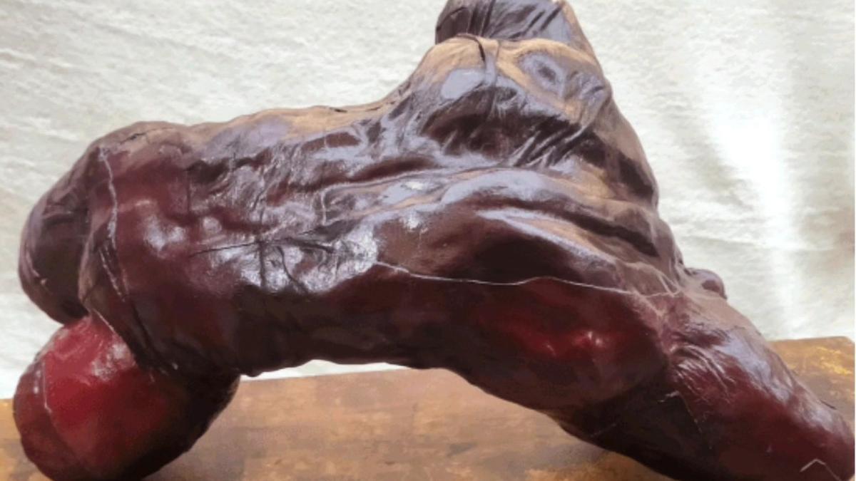 Una de las pieza de terracota y cuero de la colección 'Acantilado' del artista Eskerri