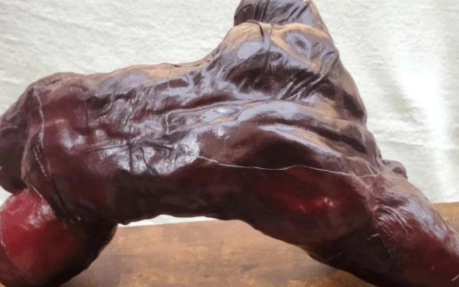 Una de las pieza de terracota y cuero de la colección 'Acantilado' del artista Eskerri