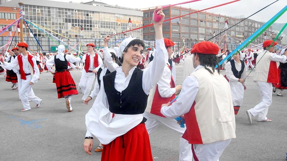Un grupo de dantzaris, en mitad de un baile tradicional vasco