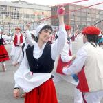Un grupo de dantzaris, en mitad de un baile tradicional vasco