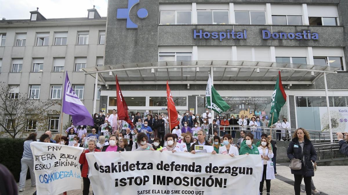 Protesta frente al Hospital Donostia, en una imagen de archivo.