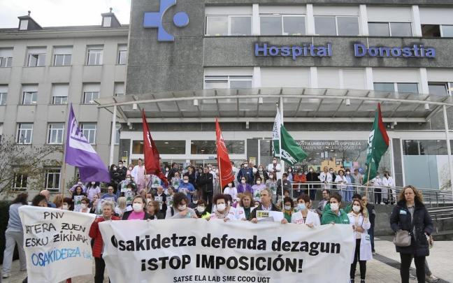 Protesta frente al Hospital Donostia, en una imagen de archivo.