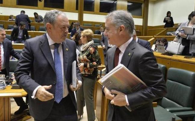El consejero de Hacienda, Pedro Azpiazu, con el lehendakari, Iñigo Urkullu El consejero de Hacienda, Pedro Azpiazu, con el lehendakari, Iñigo Urkullu