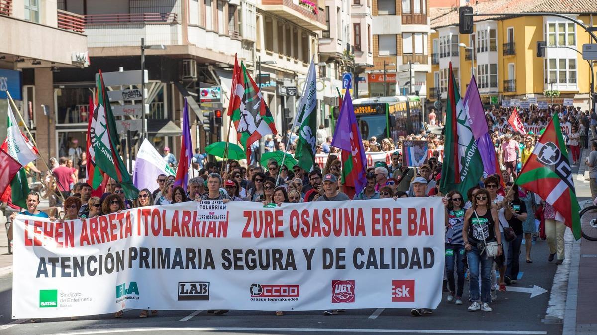 Trabajadores de Atención Primaria durante una manifestación en Gasteiz.