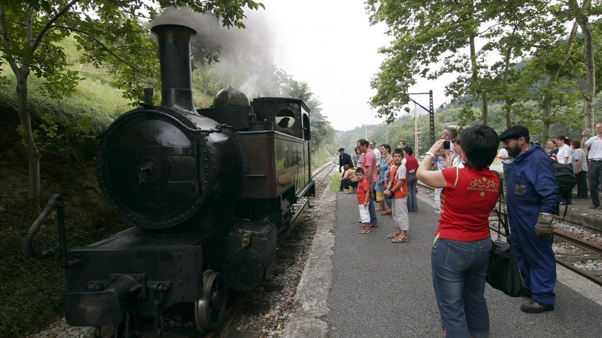 La locomotora de vapor que va de Azpeitia a Lasoa.