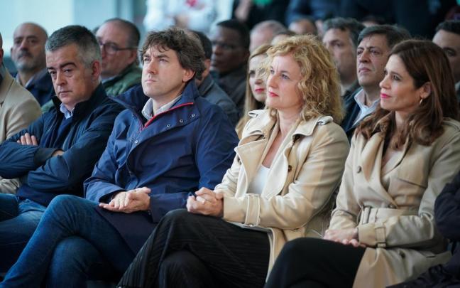 El secretario general del PSE, Eneko Andueza, con los candidatos socialistas en un mitin en Gasteiz.