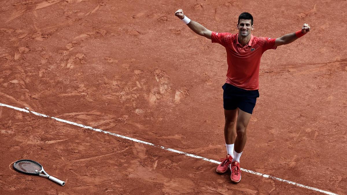 El serbio Novak Djokovic tras su victoria en la final de Roland Garros frente al noruego Casper Ruud.