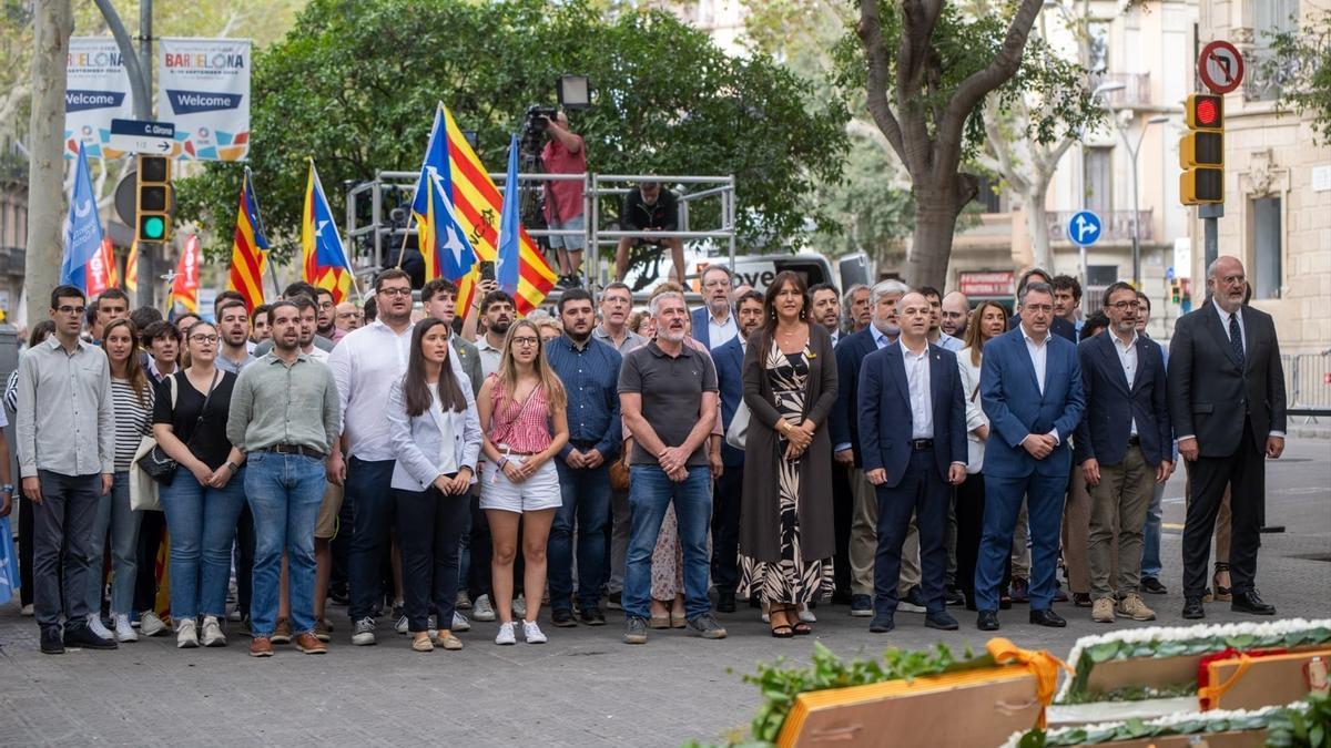 Aitor Esteban (3º por la derecha) ha participado en la tradicional ofrenda al monumento de Rafael Casanova por la Diada junto a la delegación de Junts.