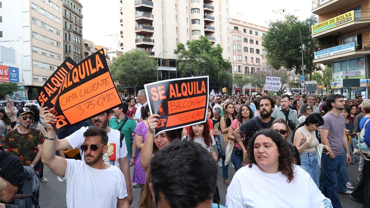 Manifestación contra la masificación turística y por una vivienda digna en Palma.