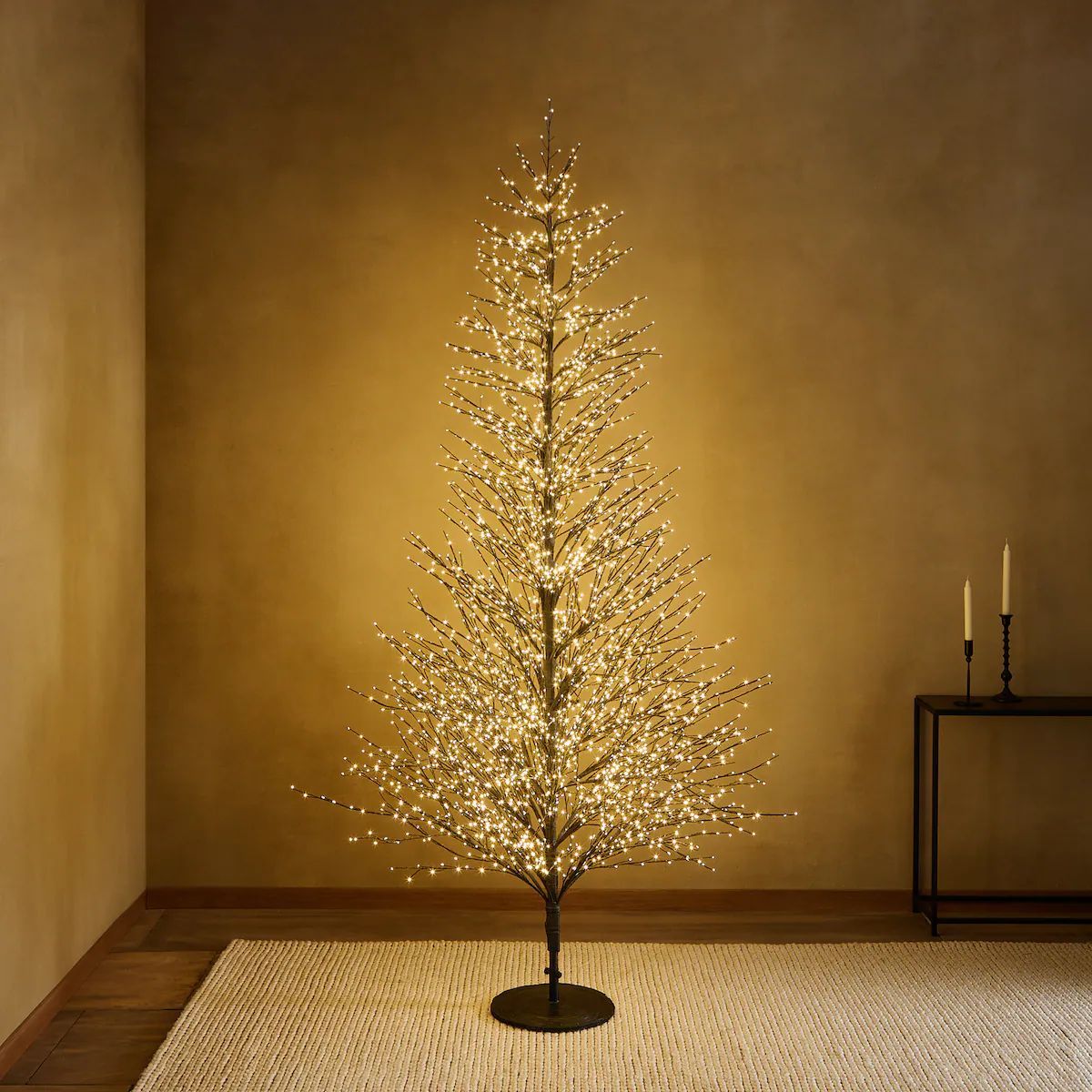 Cálido árbol de Navidad con miles de luces LED.