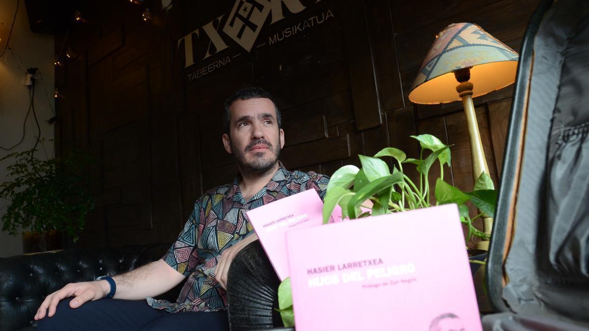 Hasier Larretxea, durante la presentación del poemario en la taberna Txokoto de Elizondo.