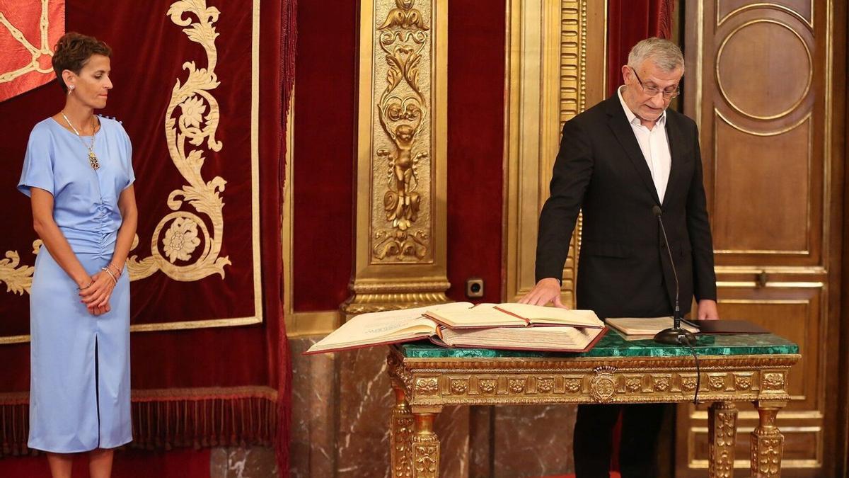 Félix Taberna promete su cargo como vicepresidente del Gobierno ante la mirada de María Chivite
