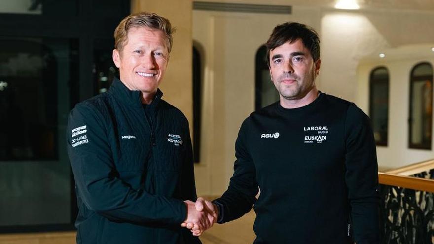 Vinokourov y Aitor Galdos tras firmar el acuerdo.