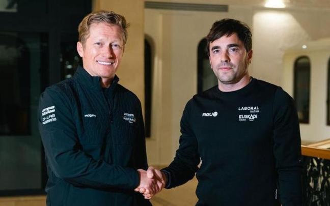 Vinokourov y Aitor Galdos tras firmar el acuerdo.