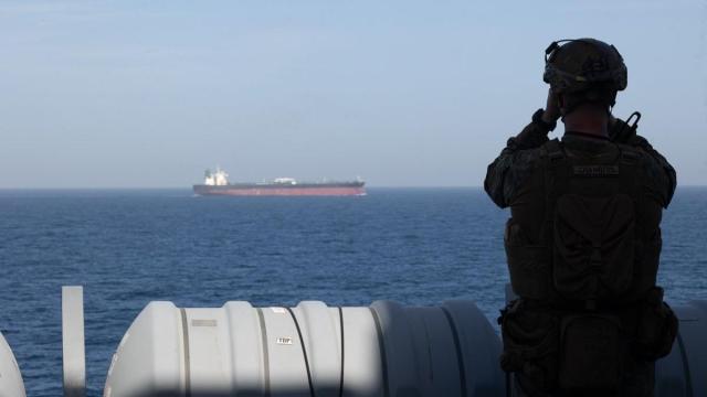 Un marine a bordo del transporte anfibio 'USS New Orleans' (LPD 18) durante el bloqueo impuesto a los puertos iraníes.