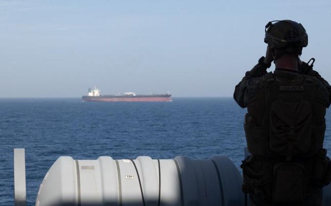 Un marine a bordo del transporte anfibio 'USS New Orleans' (LPD 18) durante el bloqueo impuesto a los puertos iraníes.