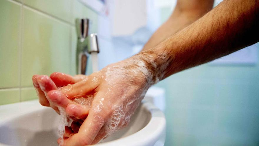 Una persona se lava las manos con jabón. Foto: Deia