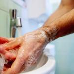 Una persona se lava las manos con jabón. Foto: Deia