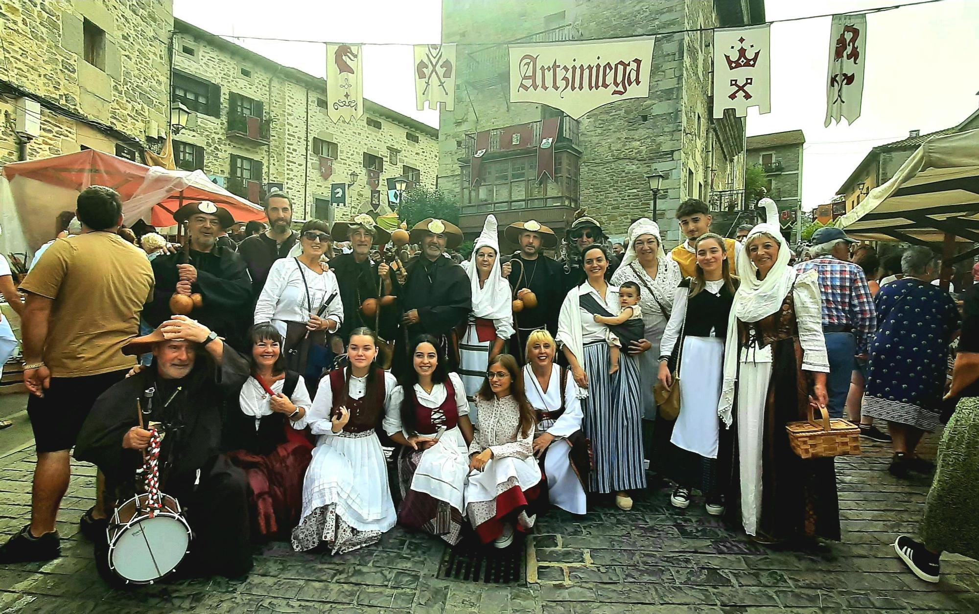 Cientos de vecinos ataviados de época animaron las calles del Casco Histórico