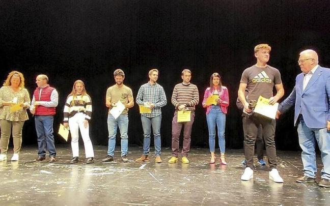 Diego Garrido recibe el galardón de manos Miguel Ángel Pozueta en el centro Los Llanos.