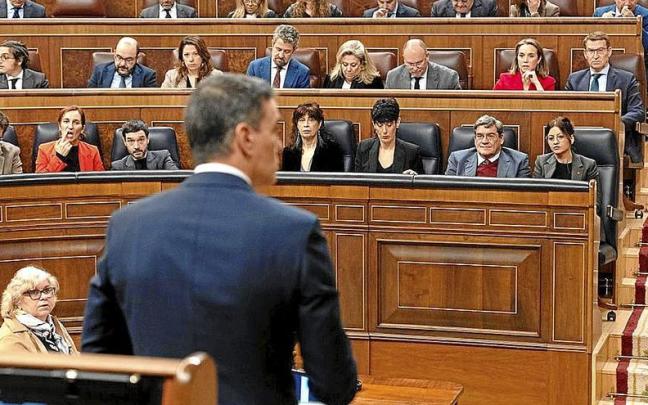 Pedro Sánchez, dirigiéndose ayer en el Congreso a Alberto Núñez Feijóo. | E. PRESS