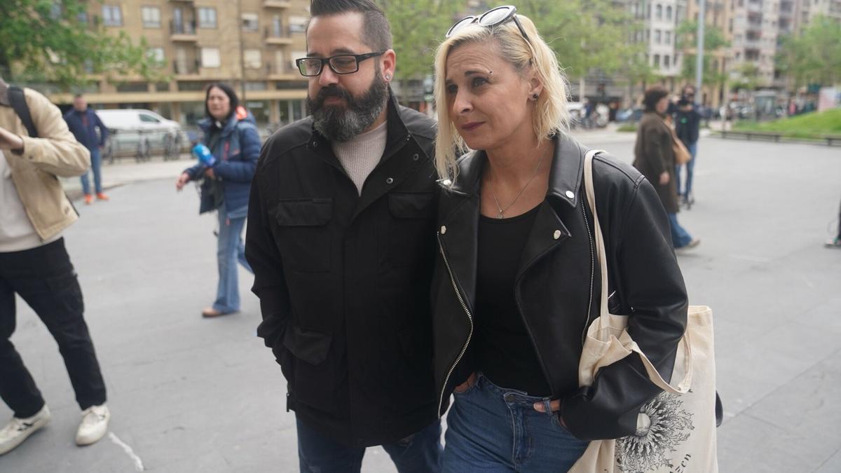 Joseba Novoa y Amaya Zabarte acceden al Palacio de Justicia de la plaza Teresa de Calcuta en Donostia / Ruben Plaza