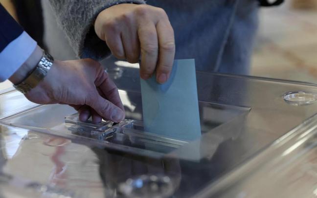 Imagen de archivo de una persona introduciendo un voto en una urna. Imagen de archivo de una persona introduciendo un voto en una urna.