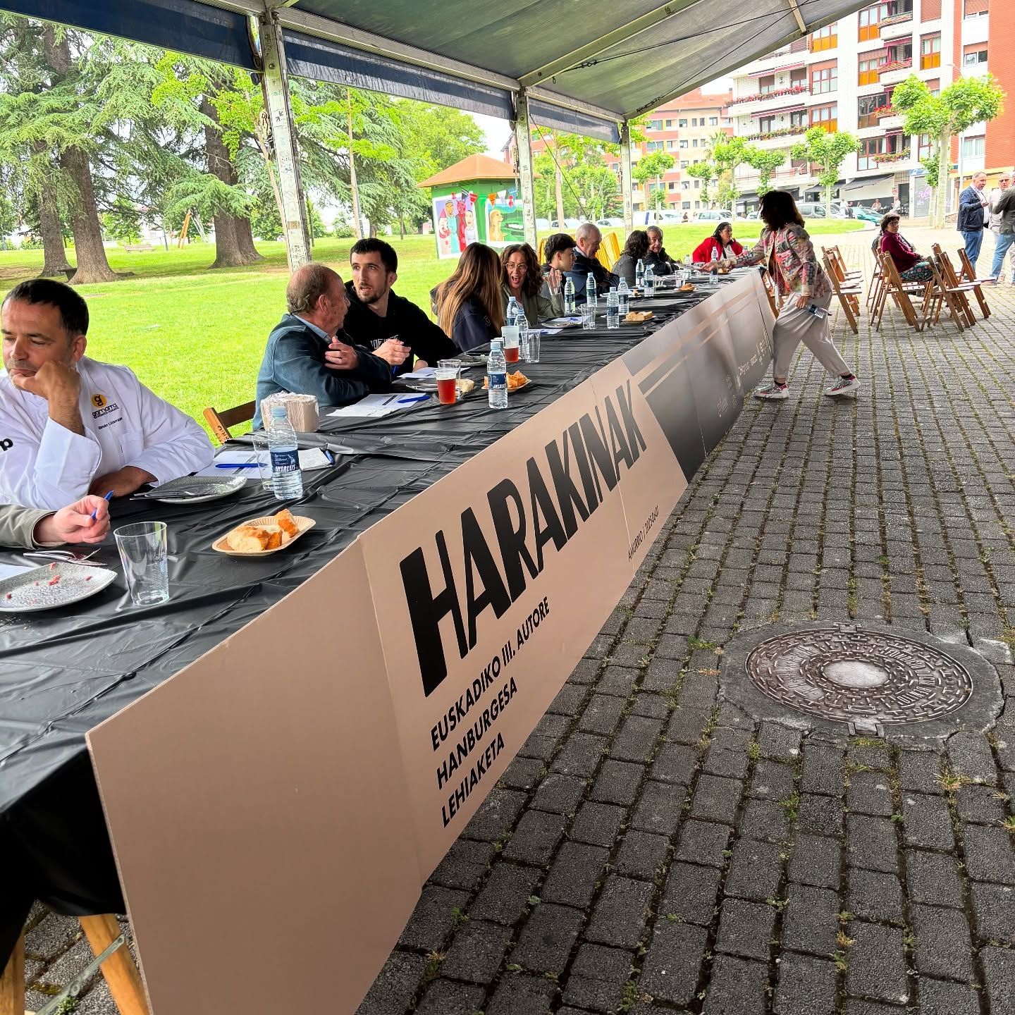 El jurado valorando las hamburguesas de autor a concurso