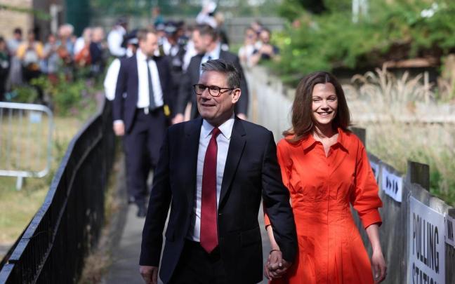 Keir Starmer, líder del Partido Laborista, acude a votar este jueves junto a su mujer. / EFE Keir Starmer, líder del Partido Laborista, acude a votar este jueves junto a su mujer.