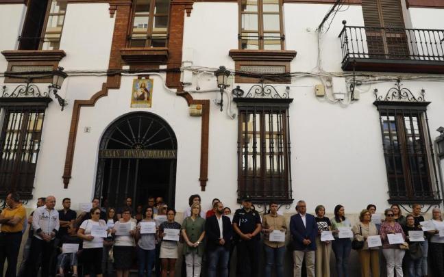Concentración silenciosa en Puente Genil en apoyo a la víctima.