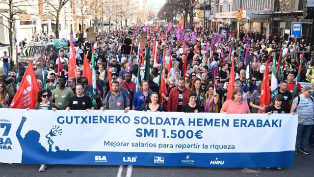 Manifestación en Bilbao en la jornada de huelga general por un salario mínimo propio convocada por ELA, LAB, Steilas, Etxalde e Hiru.