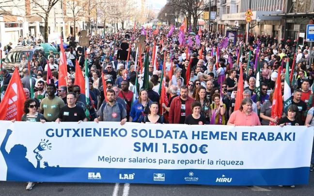 Manifestación en Bilbao en la jornada de huelga general por un salario mínimo propio convocada por ELA, LAB, Steilas, Etxalde e Hiru.