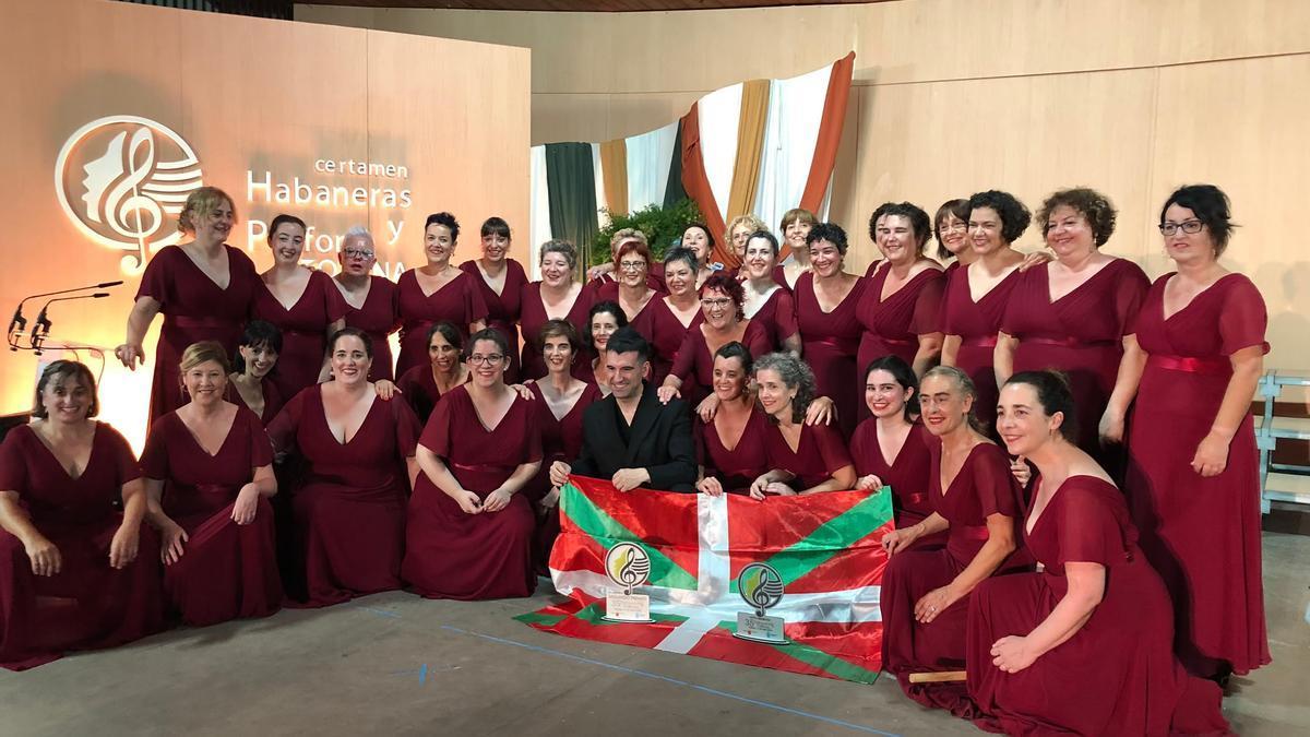 Foto de familia de Host Abesbatza tras recoger el premio.