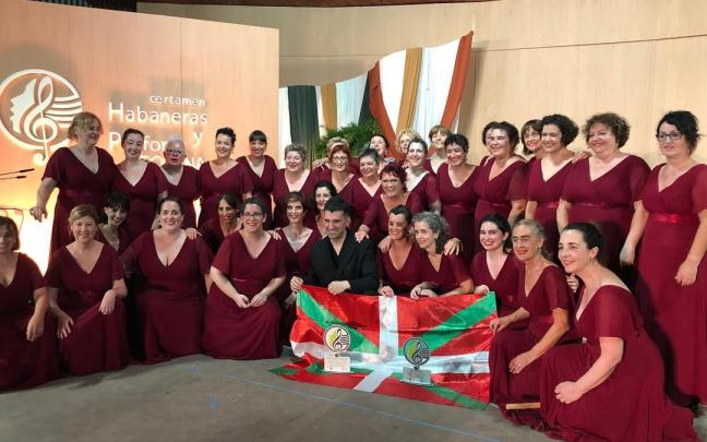 Foto de familia de Host Abesbatza tras recoger el premio.