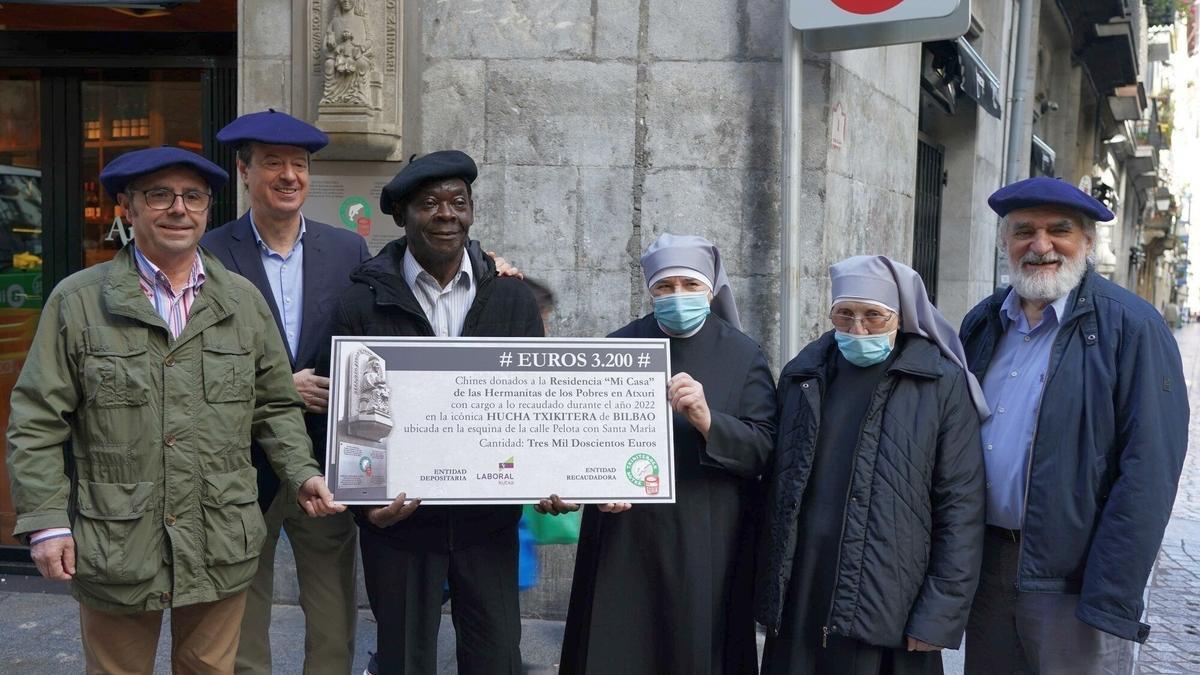 Entrega de la recaudación de la Hucha Txikitera en un día marcado con lecturas comentadas