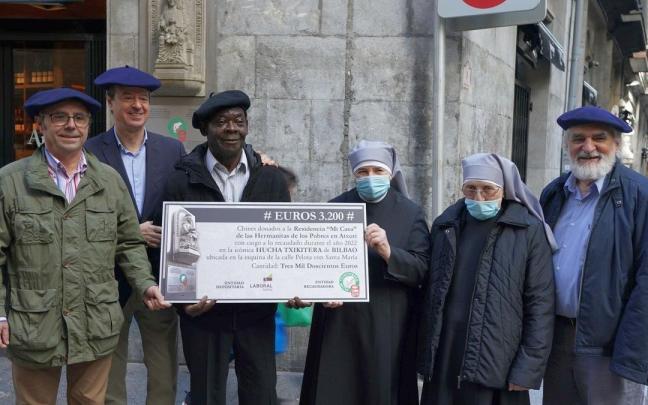 Entrega de la recaudación de la Hucha Txikitera en un día marcado con lecturas comentadas Entrega de la recaudación de la Hucha Txikitera en un día marcado con lecturas comentadas