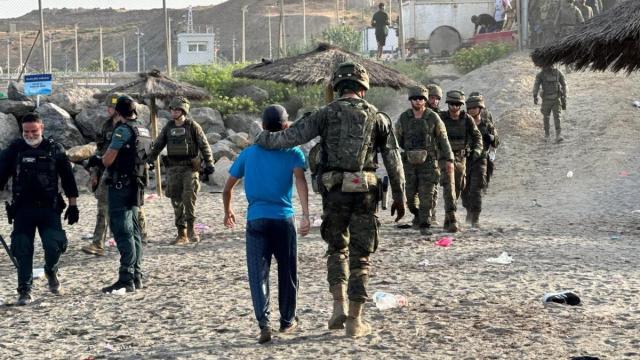Crisis migratoria en Ceuta: cientos de inmigrantes llegan a nado a la ciudad autónoma