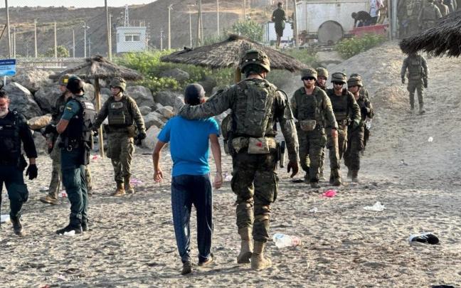 Crisis migratoria en Ceuta: cientos de inmigrantes llegan a nado a la ciudad autónoma