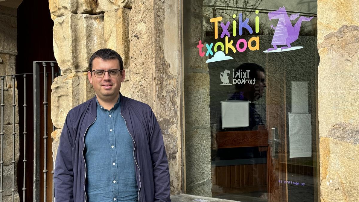 El portavoz jeltzale, Ander Garay, en la entrada al txiki txoko, ubicado en la calle Maala.