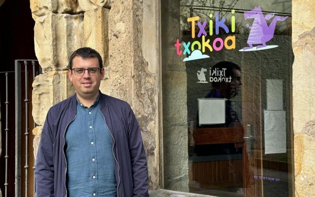 El portavoz jeltzale, Ander Garay, en la entrada al txiki txoko, ubicado en la calle Maala.