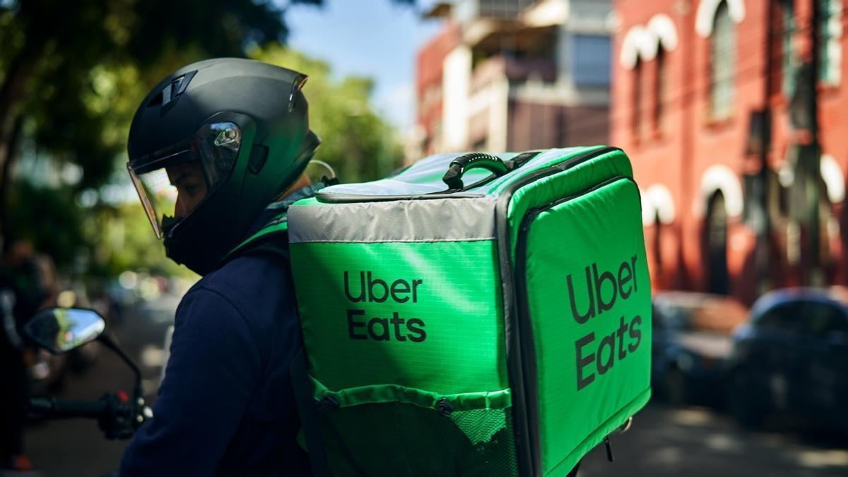 Un repartidor de Uber Eats.