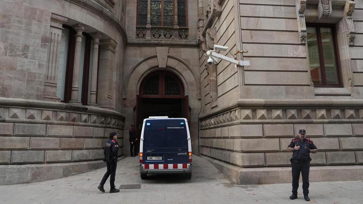 La furgoneta que ha trasladado al exfutbolista Dani Alves a la Audiencia de Barcelona.