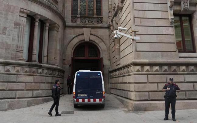 La furgoneta que ha trasladado al exfutbolista Dani Alves a la Audiencia de Barcelona.